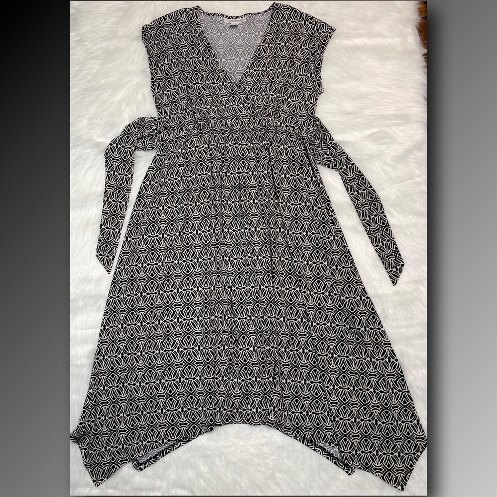 NWOT Motherhood Maternity Black & White Pattern Print Asymmetrical Maxi Dress - Picture 4 of 10